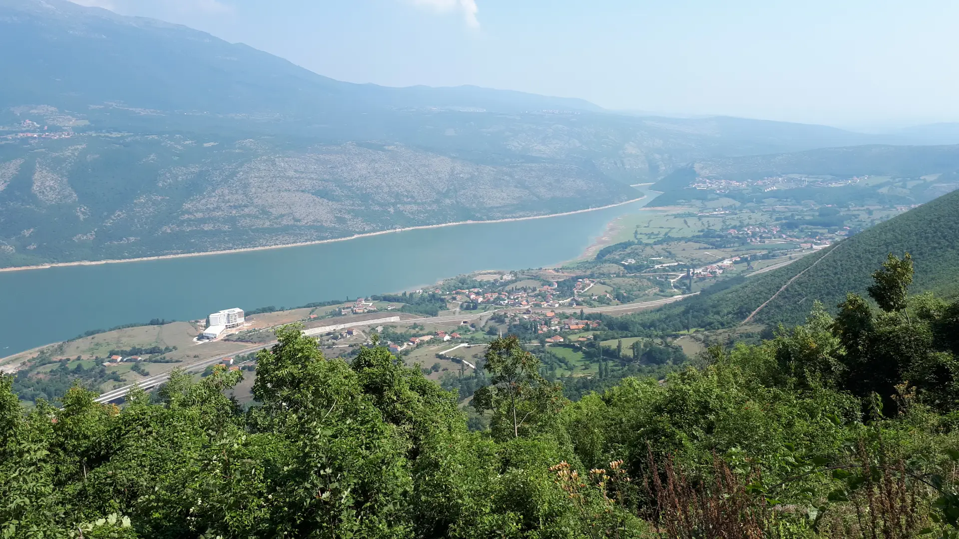 Fshati Vërmicë dhe liqeni në Kosovë
