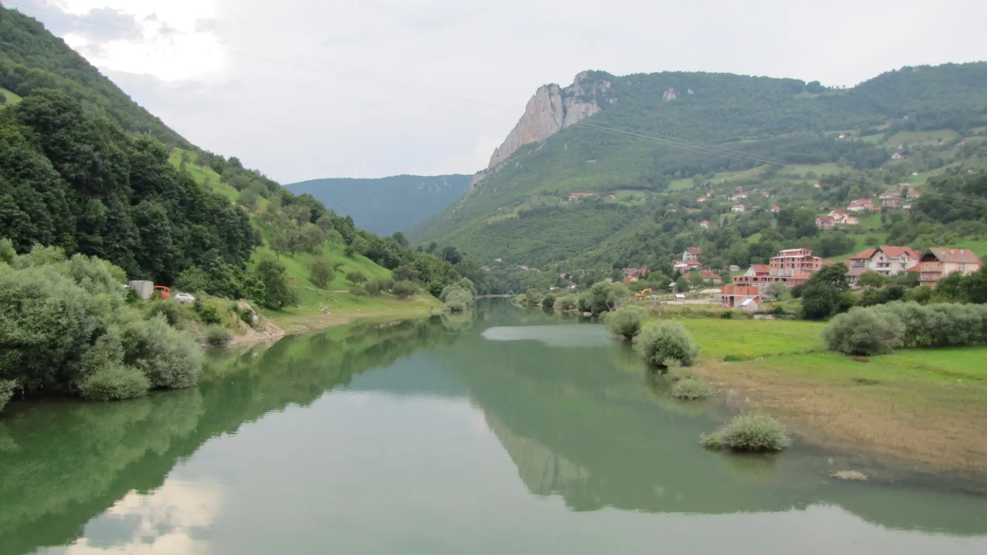 Kodra në Gazivode natyra dhe malet te Liqeni i Ujëmanit