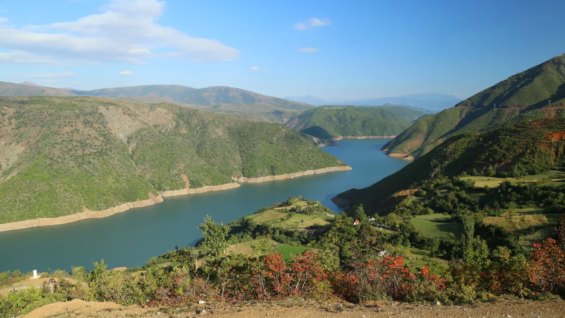 Liqeni Vërmica pranë kufirit me Shqipërinë