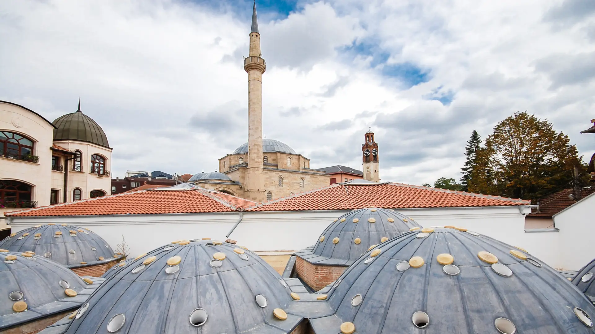 Hamami, xhamia dhe Sahat Kulla në pjesën historike të Prishtinës