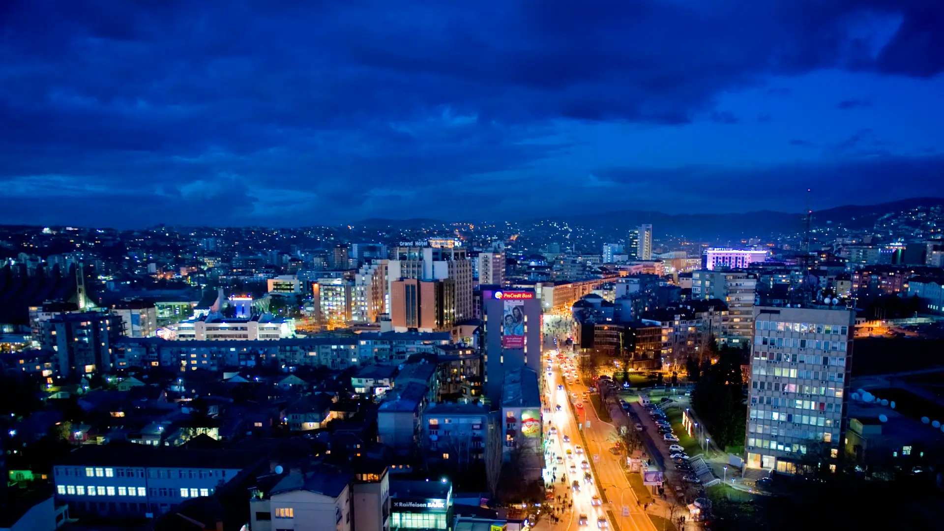 Prishtina gjatë natës me dritat e qytetit