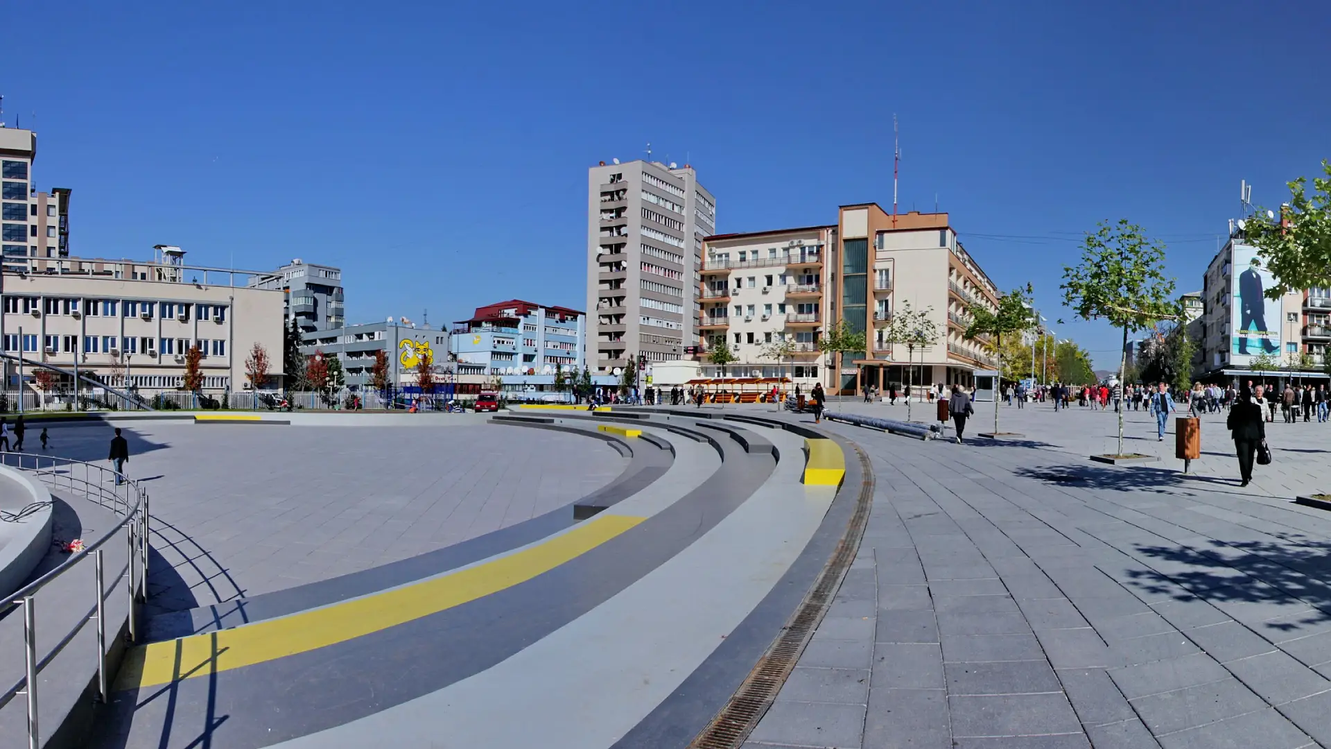 Sheshi dhe qendra e Prishtinës me zonën këmbësore